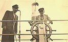 Kapitn a kormidelnk na vltavskm parnku r.1937